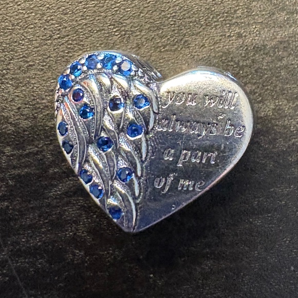 Pandora heart with a wing charm - Picture 1 of 3